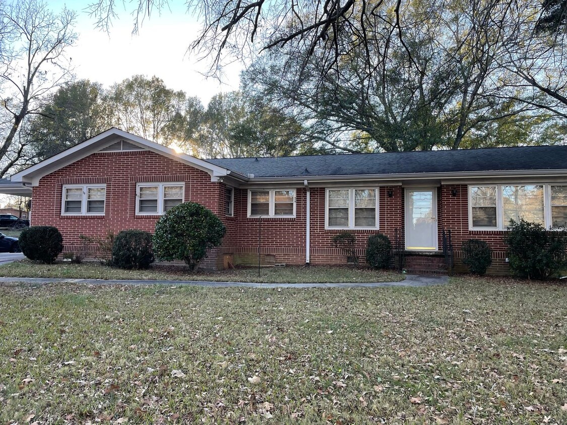 Primary Photo - West Athens Three Bedroom Available
