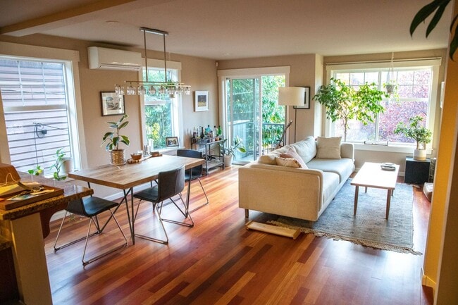 Building Photo - Beautiful Townhome with private fenced and...
