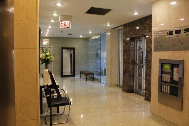Foto del edificio - 555 W Cornelia Ave