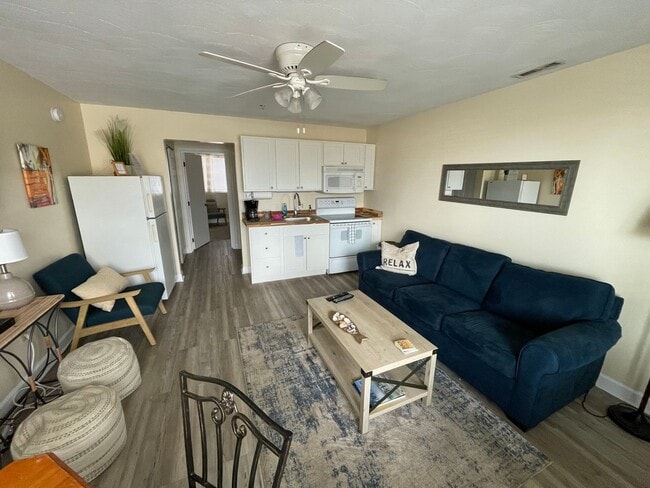 Photo - 1Bed/1Bath Renovated Furnished Condo acros...