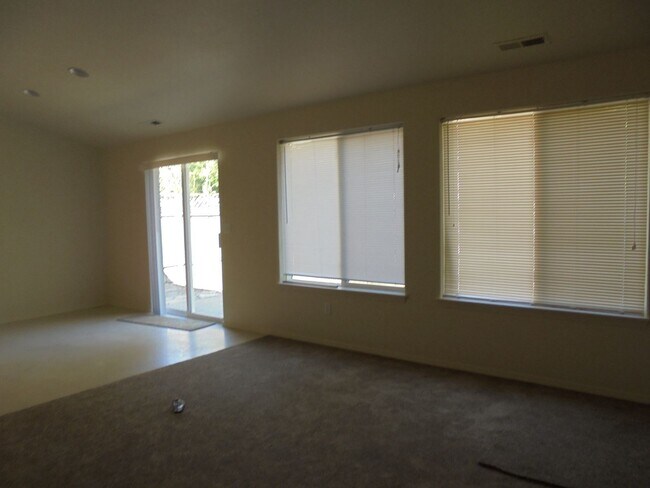 Foto del edificio - 320 NW Country Ct