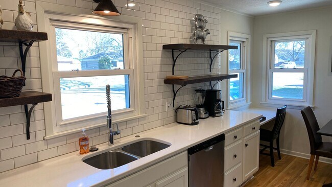 Building Photo - Bright and Cheery Remodeled Mid Century Home