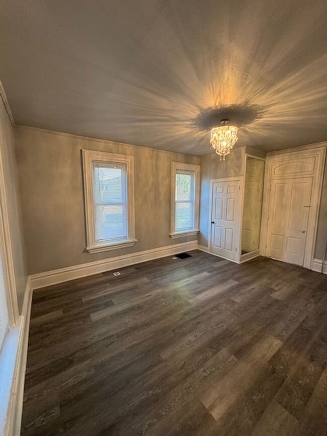 Building Photo - 302 E Washington St