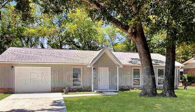 Building Photo - 3900 Baywoods Dr