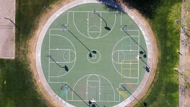 Foto del edificio - 4BR / 2.5BA Home with Expansive Lot – 2-Car Garage, Community Pools & Golf