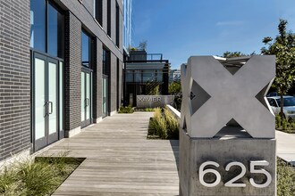 Building Photo - Xavier