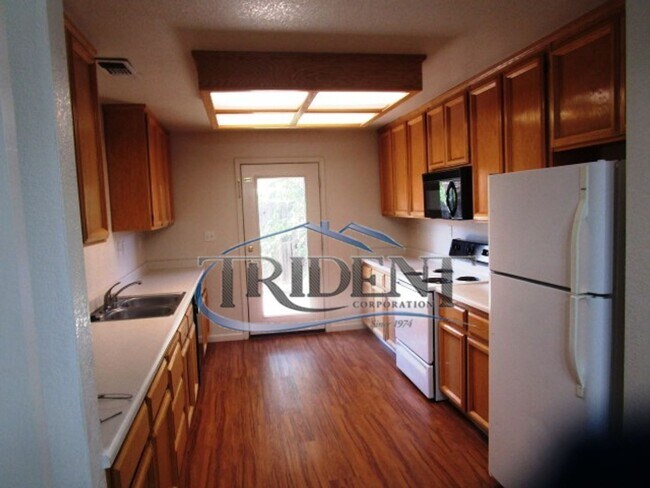 Building Photo - 3 bedroom, 2 bath Duplex/half-plex