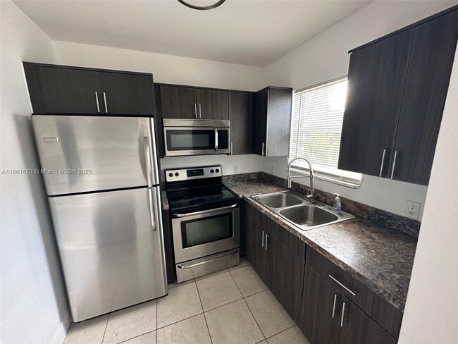 Foto del edificio - 563 NE 65th St