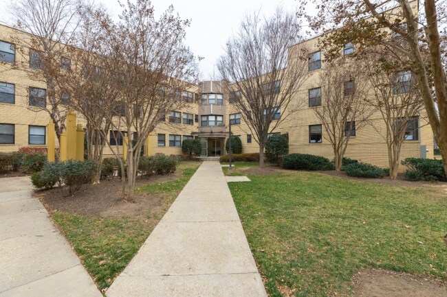 Building Photo - 210 Oakwood St SE
