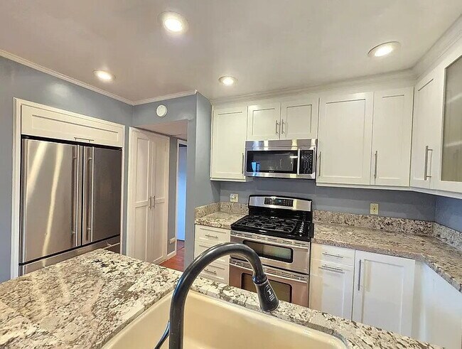 Foto del edificio - "Charming 2-Bed, 2-Bath Gem in Tarzana - Cozy 830 Sq Ft Retreat!"