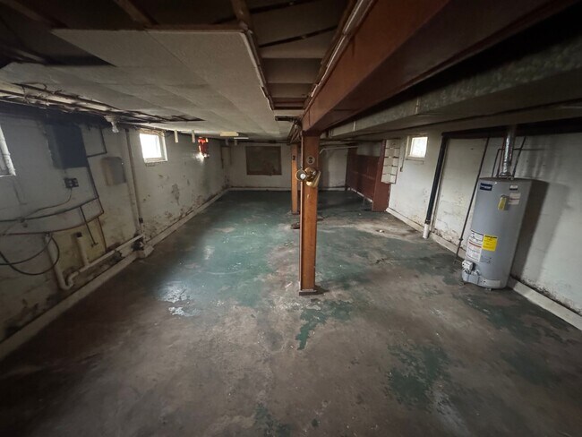 Building Photo - Updated 2-Bedroom Home with Spacious Layou...
