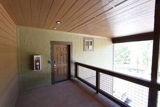 Building Photo - 1650 E Ponderosa Pkwy
