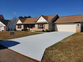 Building Photo - 370 Headrickview Dr