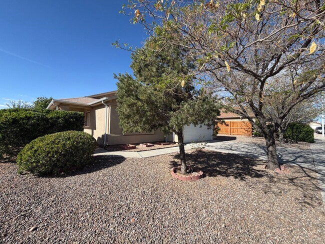 Foto del edificio - 3 Bedroom Single Story Home Available Near Unser Blvd NW & Irving Blvd NW