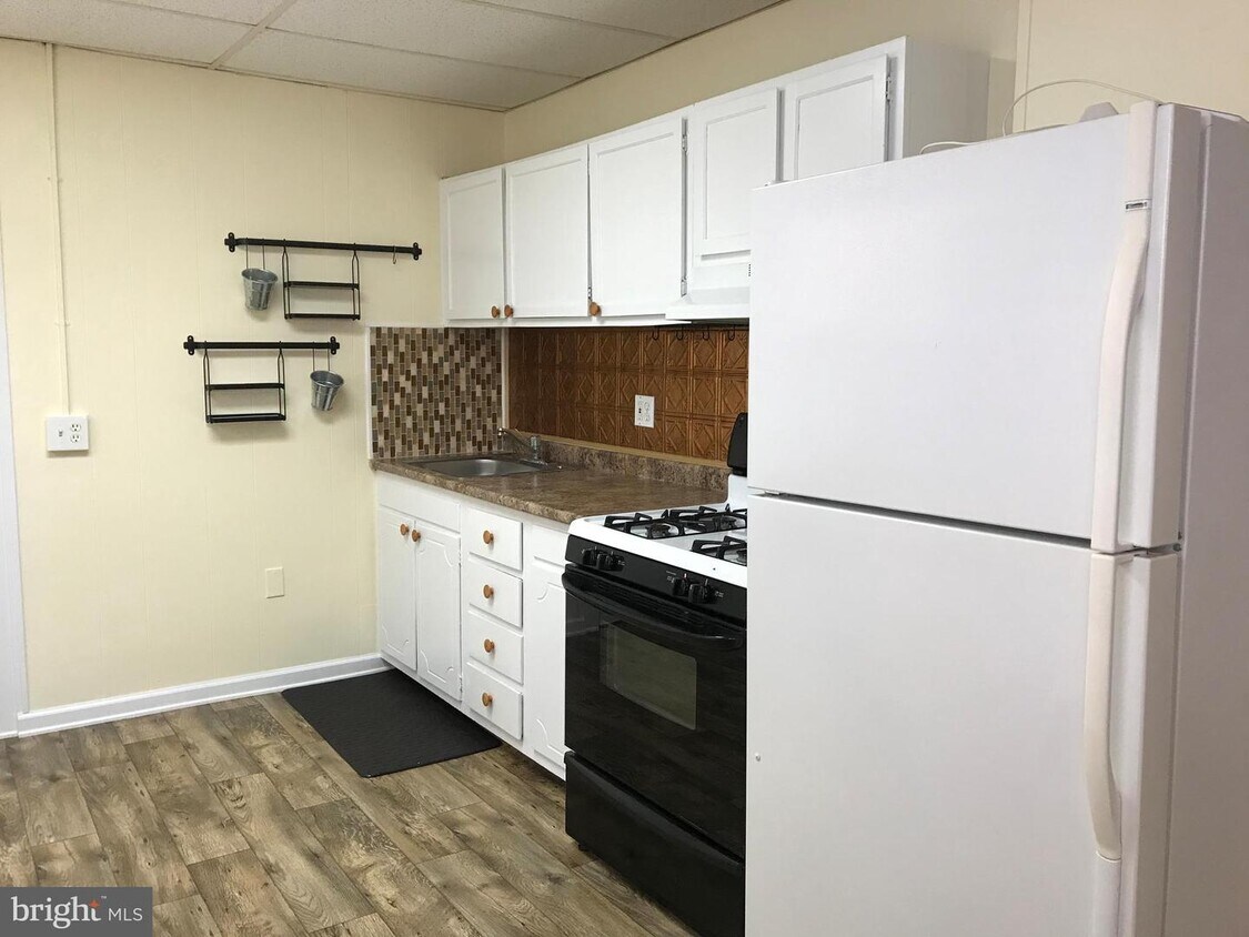 18 Haddon Ave, Haddon Township, NJ 08108 Room for Rent in Haddon