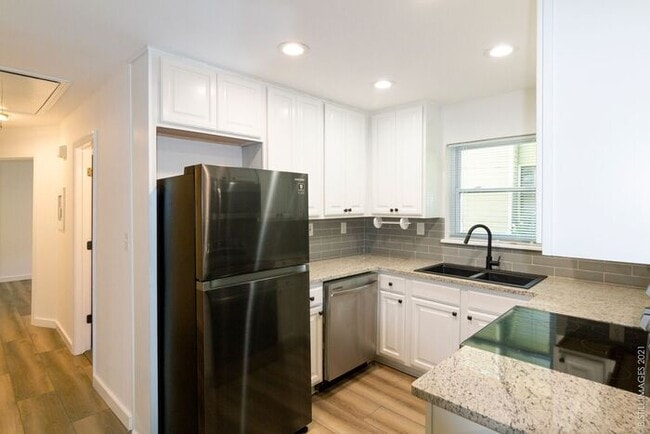 Building Photo - COMING SOON!! 3bdrm/1bath in the heart of the Oakhurst Community