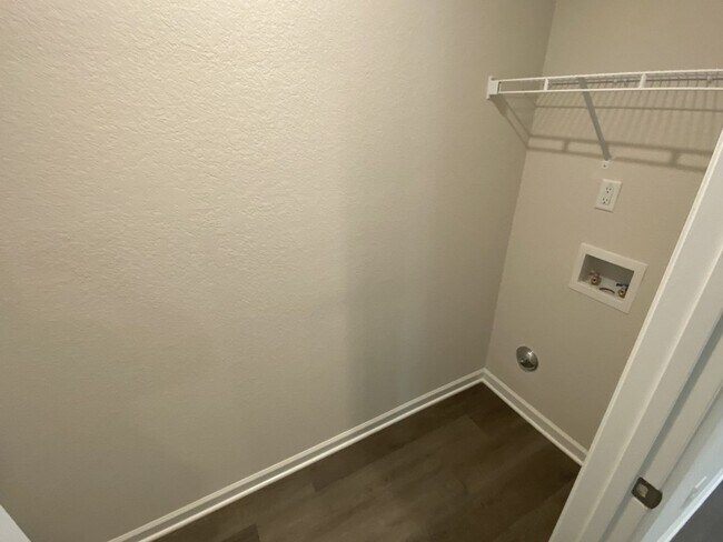 Building Photo - 2 Bedroom 2.5 Bath Townhouse