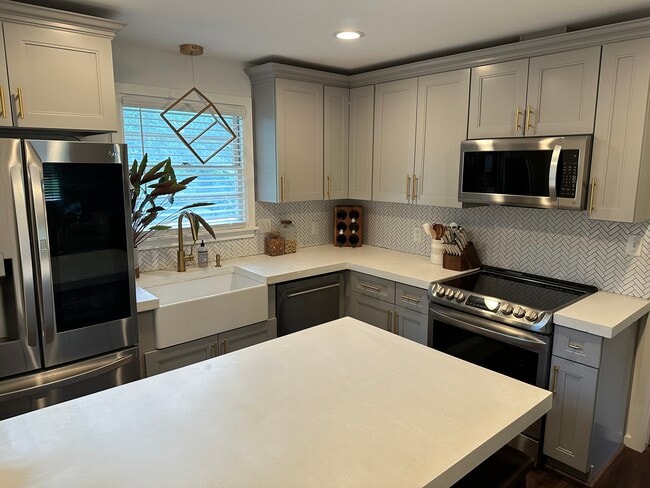 Building Photo - 6404 Thunderbird Dr