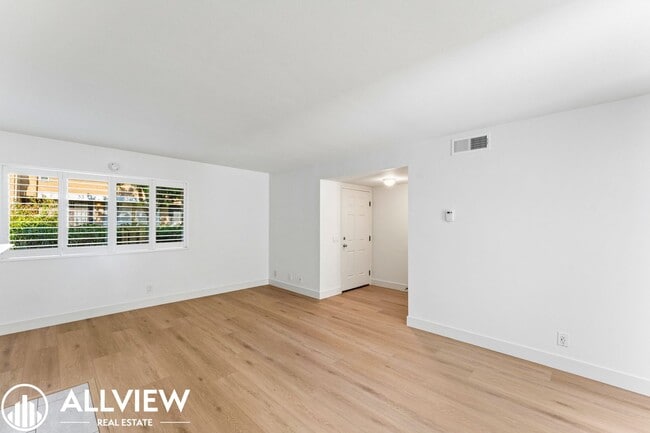 Building Photo - Gorgeous 3 Bed/2.5 Bath in Newport Beach Available Now!