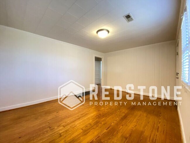 Building Photo - 2 Bedroom, 1 Bath - House