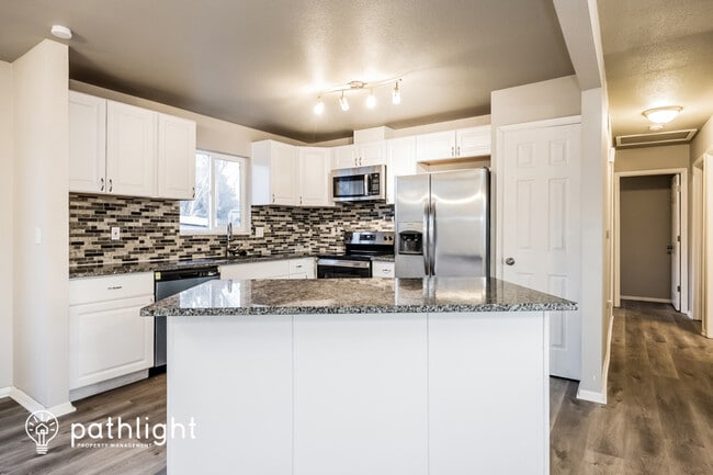 Building Photo - 4985 Montebello Dr