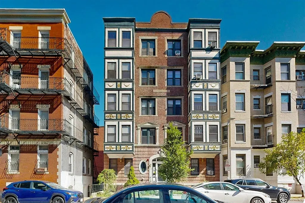 Building Photo - 75 Burbank St