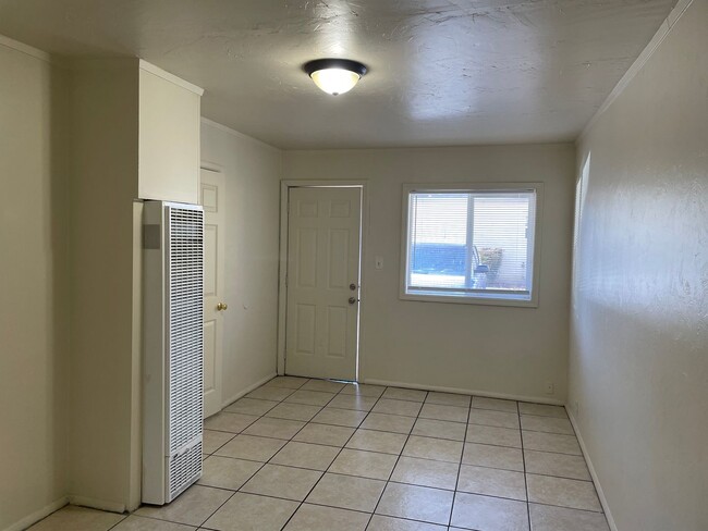 Building Photo - Cute 1 Bedroom 1 Bath Apartment