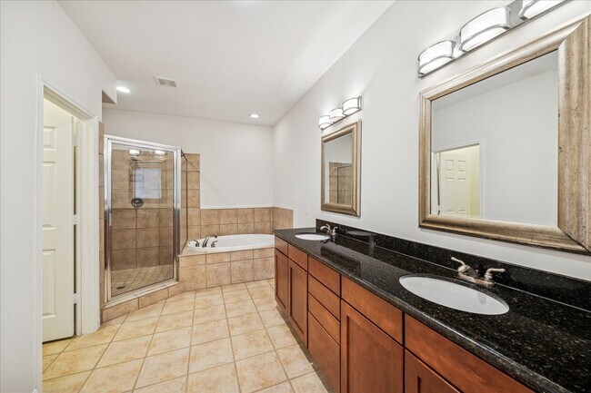 Foto del edificio - 1135 Louise St