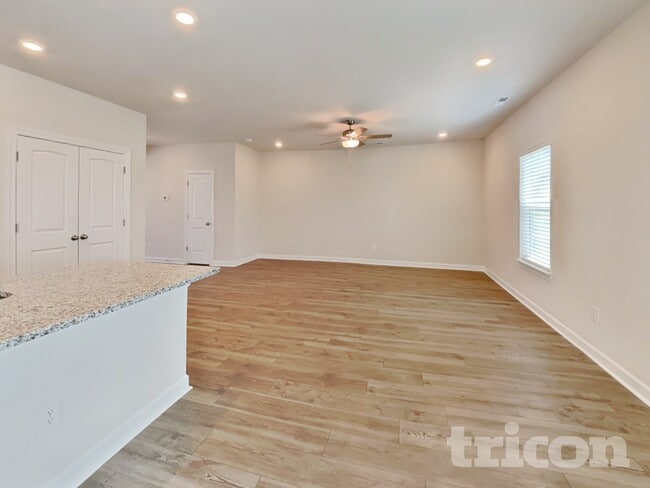 Building Photo - 3326 Quintana Dr