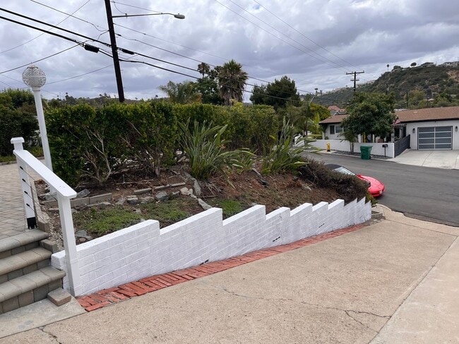 Building Photo - Bay Park, 2 bd, 2 ba, Home w/ 1 car garage & driveway parking, AC, private back yard, large front...