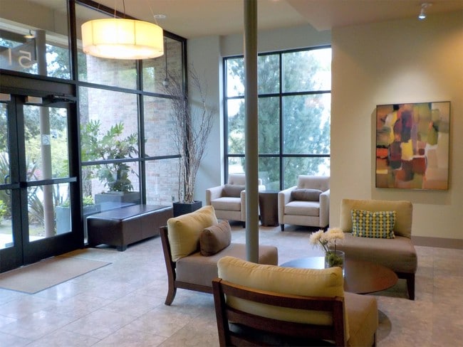 Building Photo - 511 100th Ave NE