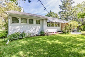 Building Photo - 2625 Assiniboine Cres