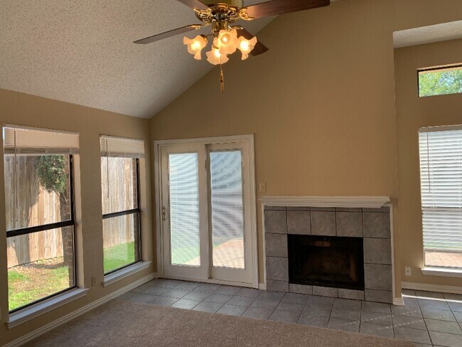 Foto del edificio - 941 Ramblewood Dr