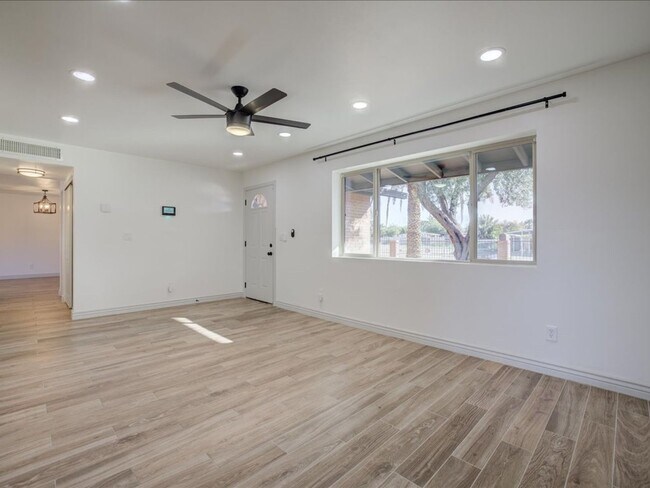 Foto del edificio - Beautiful 3-Bedroom Home with Private Pool & Security Gate