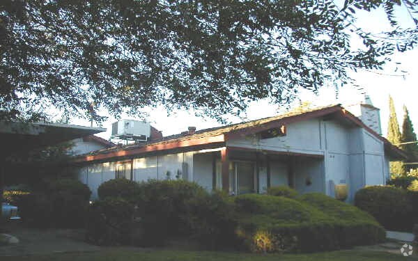 Building Photo - Carriage Hill Apartments