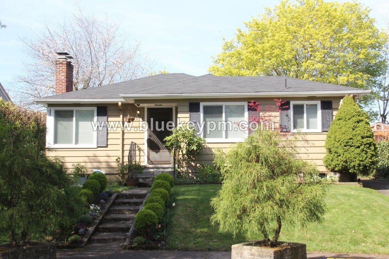 2 Bed, 1 Bath Home Near Park Rose City Gol... - 2 Bed, 1 Bath Home Near Park Rose City Gol...