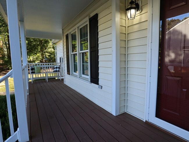 Building Photo - 4-Bedroom Home on Quiet Cul-de-Sac - Must See