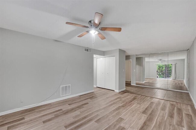 Foto del edificio - 555 SE 8th St
