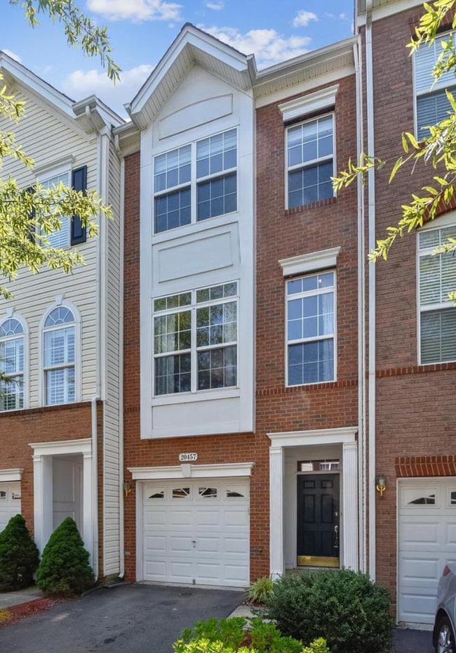 Building Photo - Stunning 2bd/2.5ba TH nestled within the prestigious Belmont Country Club!