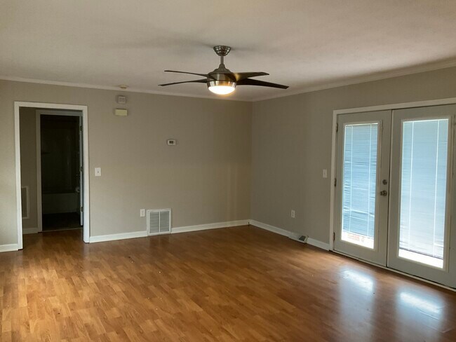Foto del edificio - 220 Larchwood Dr
