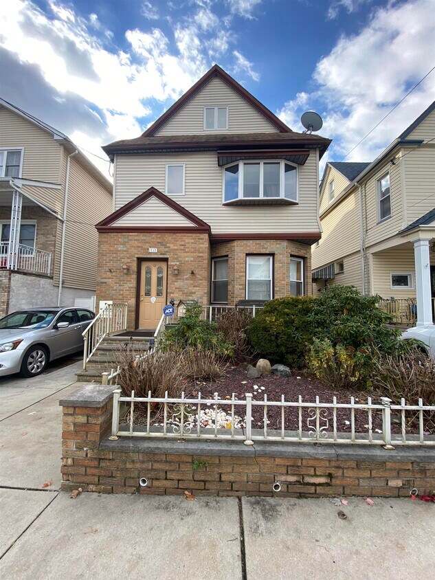 12 W 41st St, Bayonne, NJ 07002 Condo for Rent in Bayonne, NJ