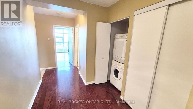 Photo du bâtiment - 2464-2464 Weston Rd