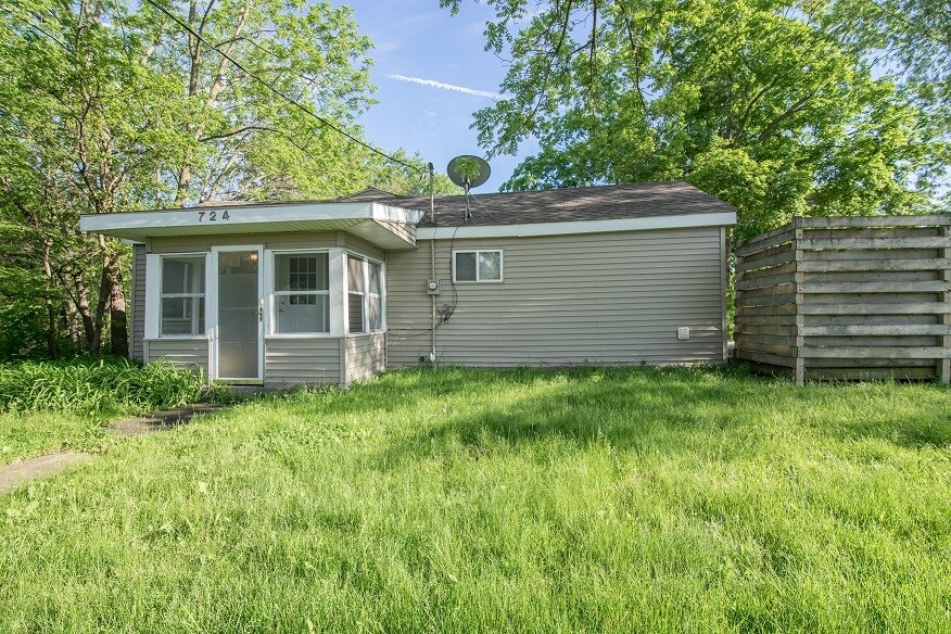 Primary Photo - 724 W 1st St