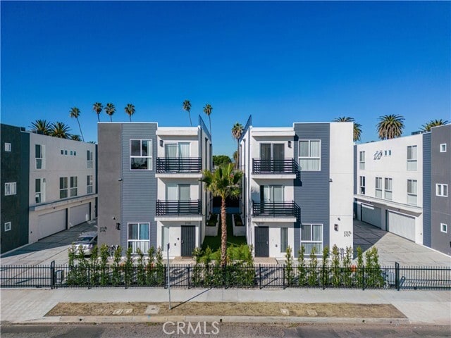 Building Photo - 2733 S La Brea Ave