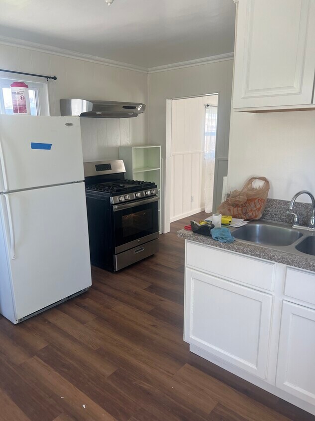 habitación más pequeña en la parte trasera de la casa - 13216 McKinley Ave