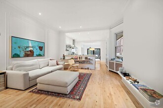 Building Photo - 4640 Rue Jeanne-Mance