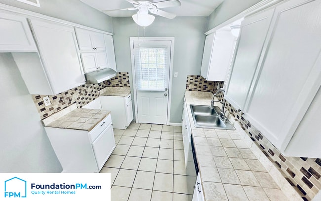 Building Photo - 5725 Maple Tree Dr