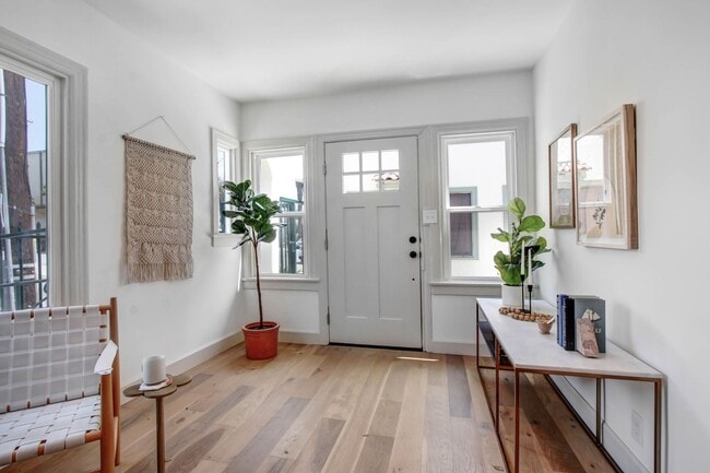 Building Photo - 1 bed, 1 bath apartment in a peaceful cour...