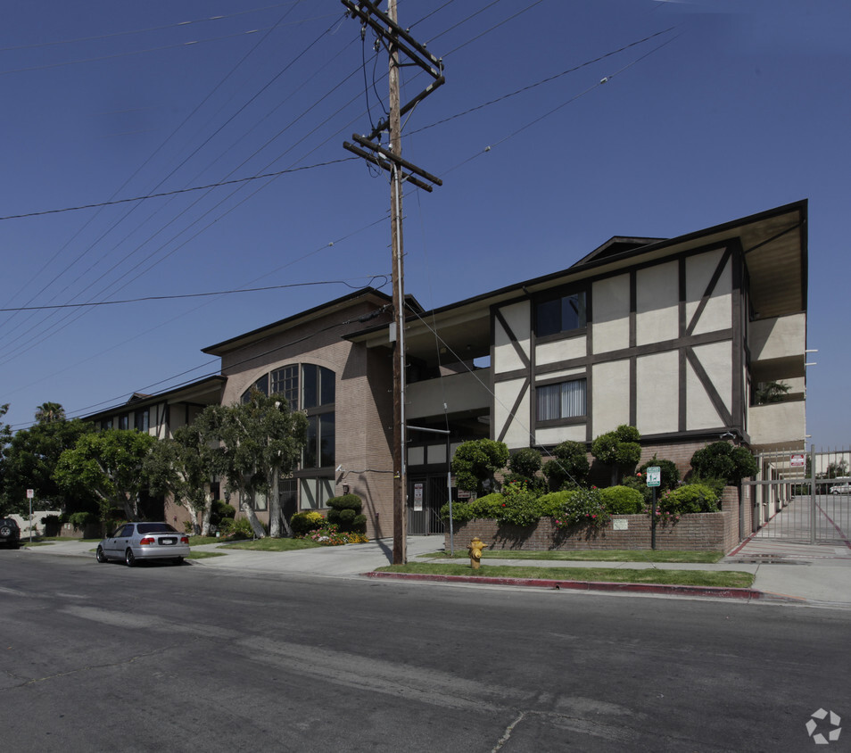 Primary Photo - Sunland Manor Apartments