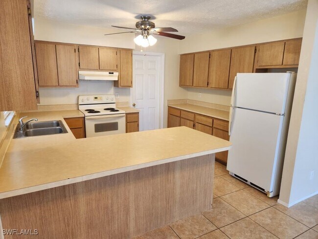 Foto del edificio - 1204 Diplomat Pkwy E